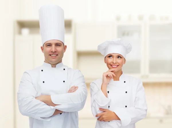 Heureux cuisinier chef masculin avec les mains croisées — Photo