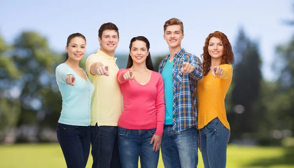 Group of smiling teenagers over green park — Stock Photo, Image