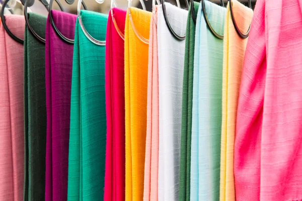 Tessile colorato al mercato di strada asiatico — Foto Stock