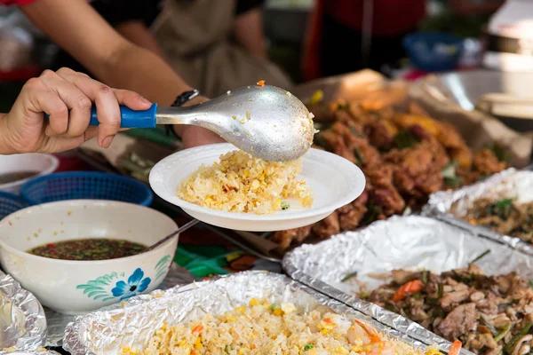 Primer plano de las manos con wok en el mercado callejero — Foto de Stock