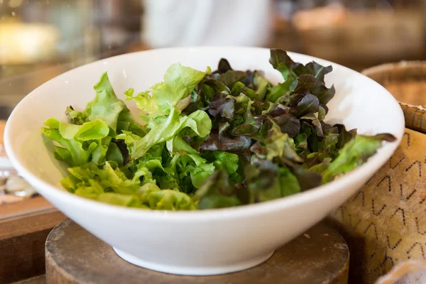 Ciotola di insalata verde lattuga al ristorante asiatico — Foto Stock