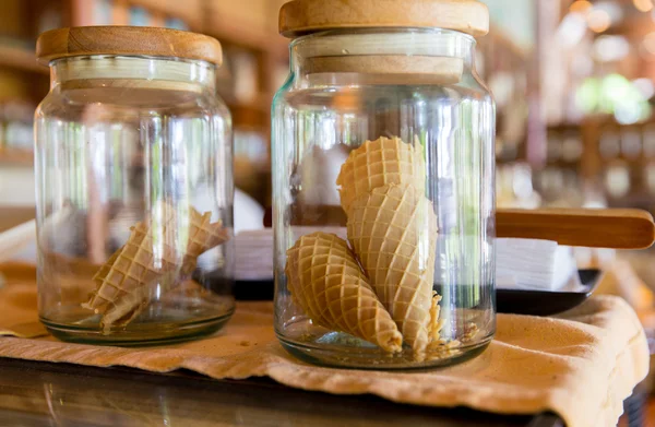 Tutup toples dengan wafel cone di restoran — Stok Foto