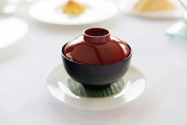 Pentola in ceramica con piatto caldo sul tavolo del ristorante — Foto Stock