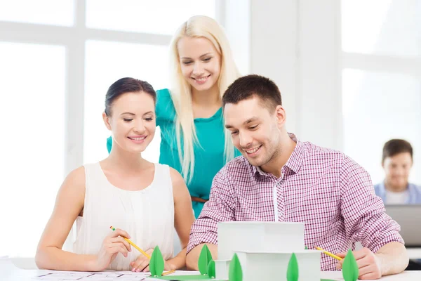 Architetti sorridenti che lavorano in ufficio — Foto Stock