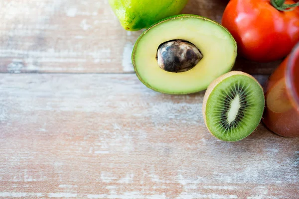 Primer plano de frutas frescas y vaso de jugo en la mesa — Foto de Stock