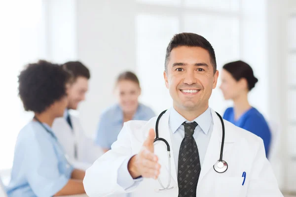 Médico feliz sobre grupo de médicos no hospital — Fotografia de Stock