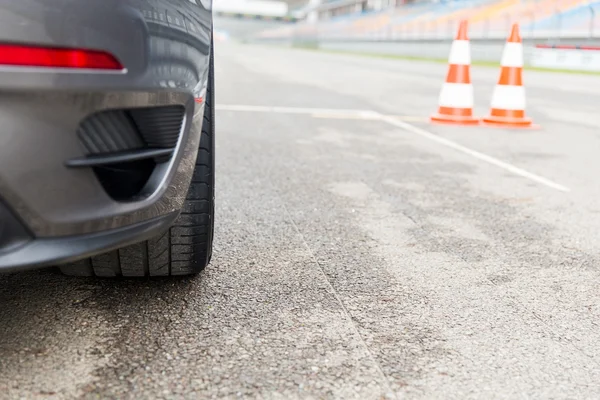 Primer plano de la parte delantera del coche en la pista de velocidad en el estadio — Foto de Stock