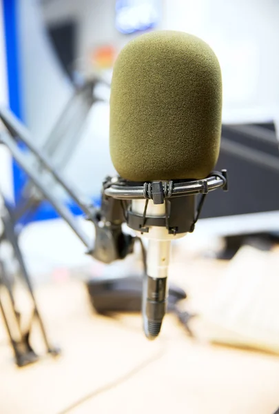 Micrófono en el estudio de grabación o estación de radio Fotos de stock libres de derechos