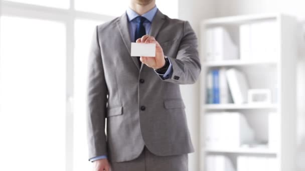 Primer plano del hombre de negocios mostrando la tarjeta blanca en blanco — Vídeos de Stock