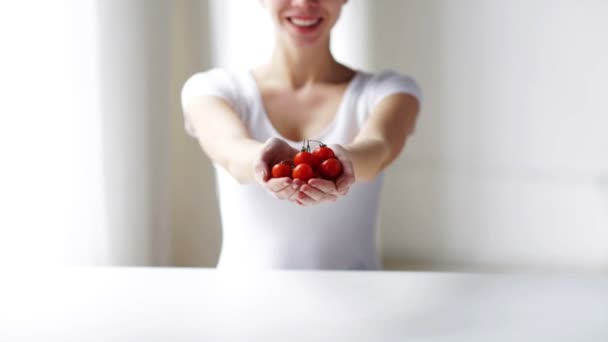 Primer plano de la mujer joven mostrando tomates cherry — Vídeos de Stock