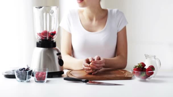 果物のシェイクを作るミキサーで笑顔の女性 — ストック動画