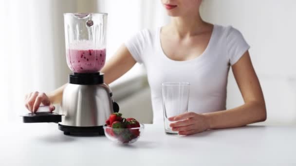 Woman with blender jar pouring milk shake — Stock Video