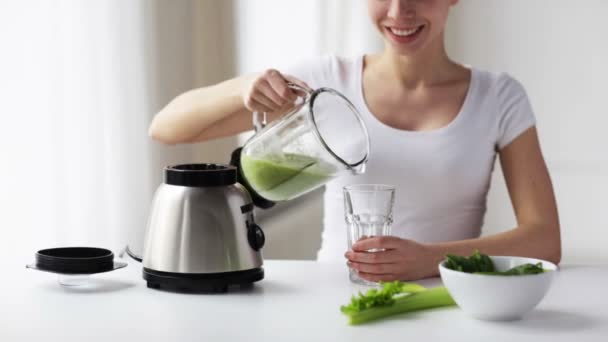 Mujer sonriente con frasco de licuadora y batido verde — Vídeos de Stock