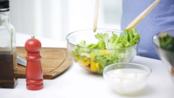 Közelkép a nő főzés otthon zöldségsaláta — Stock videók