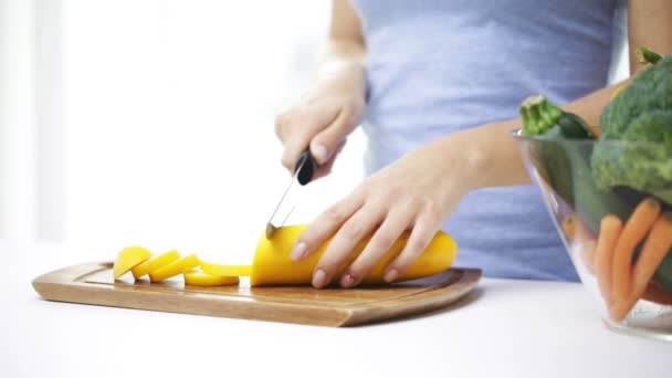 Primo piano della giovane donna che taglia la zucca a casa — Video Stock