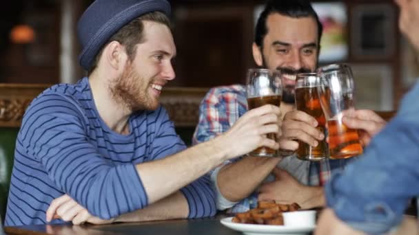 幸せの男性の友人でビールを飲みながらバーやパブ — ストック動画