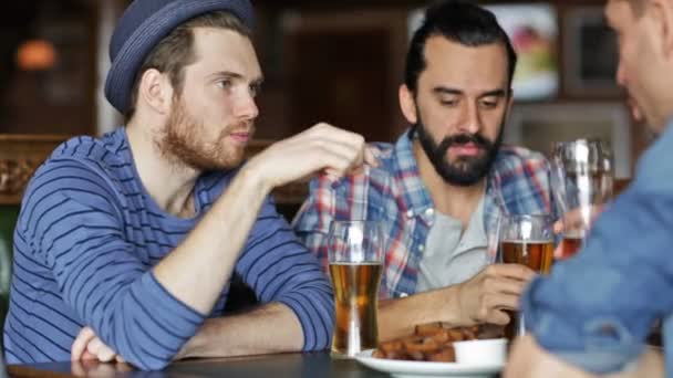 Glückliche männliche Freunde, die Bier in der Bar oder Kneipe trinken — Stockvideo