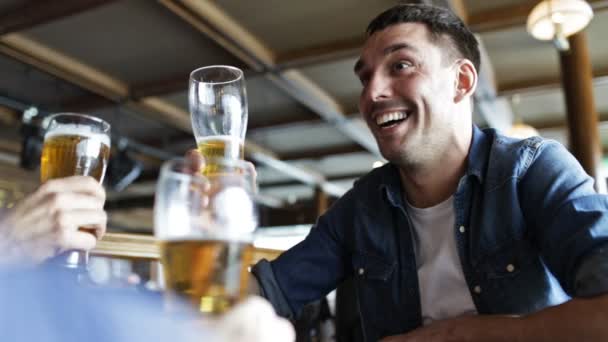 Gelukkig jonge man drinken bier bij bar of pub — Stockvideo