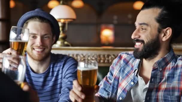 Glückliche männliche Freunde, die Bier in der Bar oder Kneipe trinken — Stockvideo