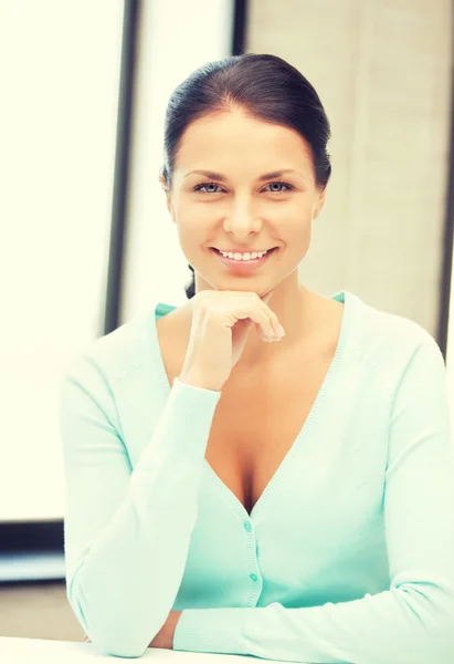 Glückliche und lächelnde Frau — Stockfoto