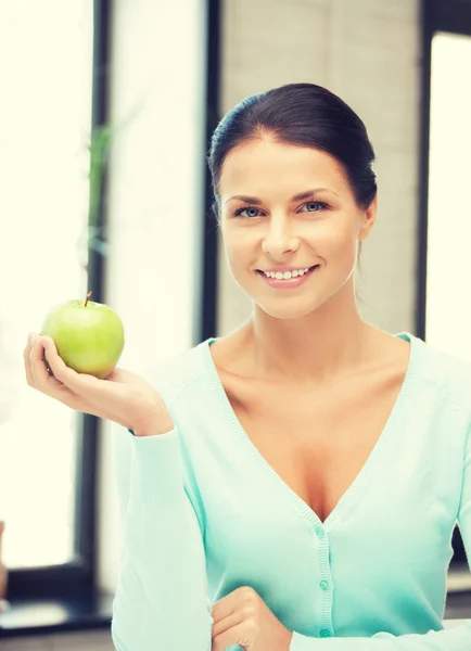 Belle femme au foyer avec pomme verte — Photo