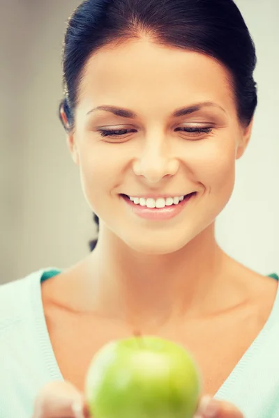 Prachtige huisvrouw met groene apple — Stockfoto