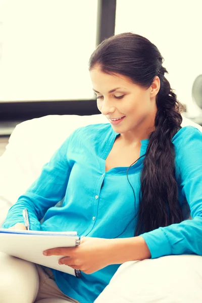 Mujer feliz con gran bloc de notas — Foto de Stock