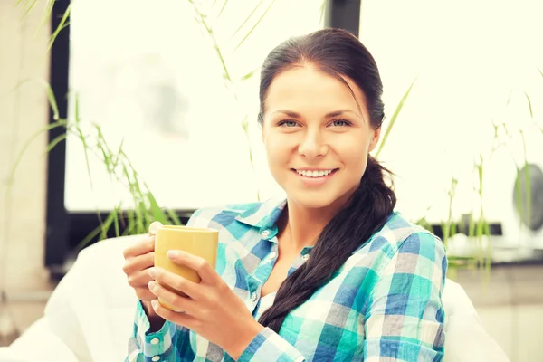 Belle femme au foyer avec tasse — Photo