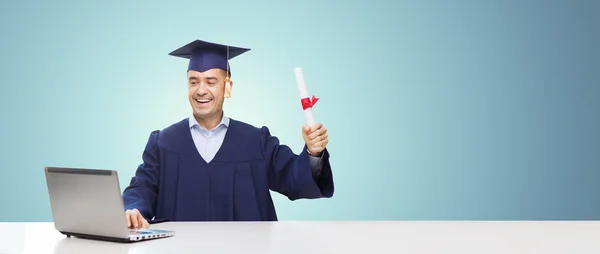 Estudiante adulto sonriente en mortero con diploma — Foto de Stock