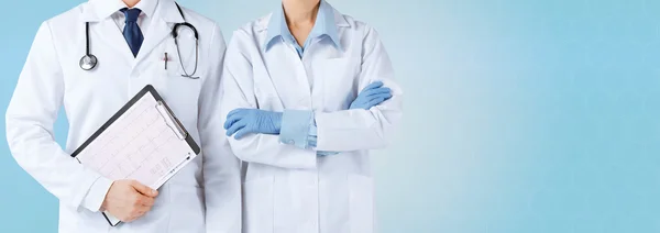 Медсестра и врач-мужчина проводят кардиограмму — стоковое фото