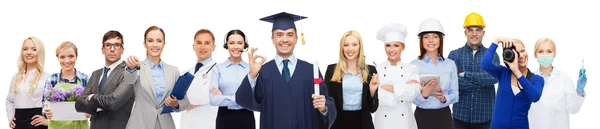 Burlac fericit cu diplomă peste profesioniști — Fotografie, imagine de stoc