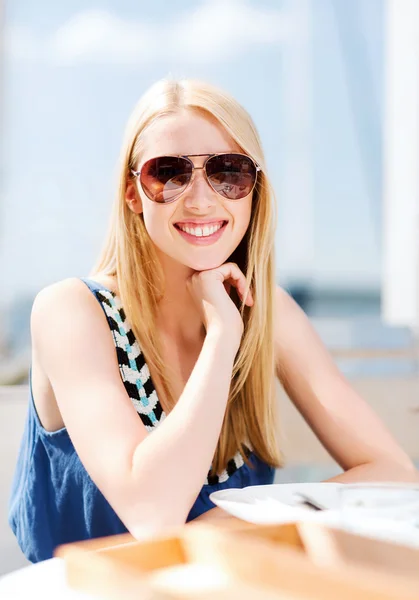 Meisje in tinten in café op het strand — Stockfoto