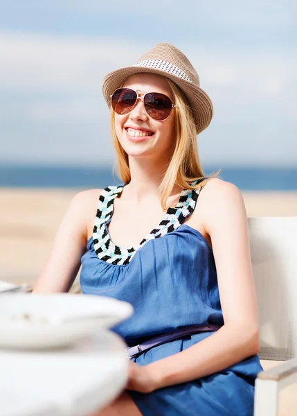 Fille dans les nuances dans le café sur la plage — Photo