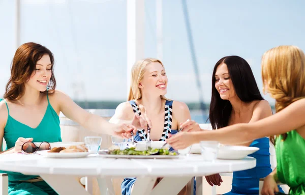 Mädchen im Café am Strand — Stockfoto