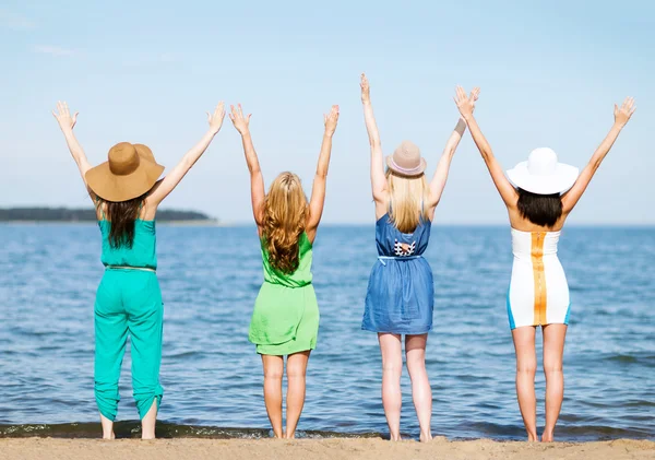 Meisjes op zoek naar de zee met handen omhoog — Stockfoto