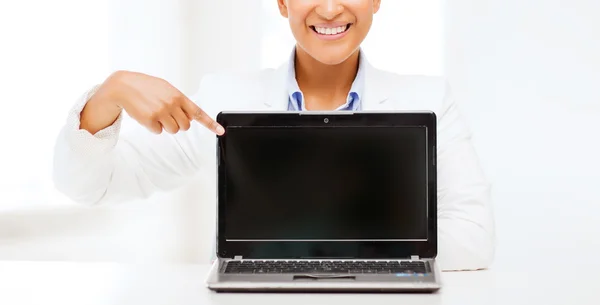 Χαμογελαστή γυναίκα με φορητό υπολογιστή — Φωτογραφία Αρχείου