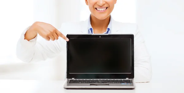 Lächelnde Frau mit Laptop — Stockfoto