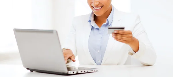 Businesswoman with laptop and credit card — Stock Photo, Image