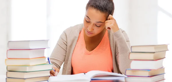 Estudante internacional estudando na faculdade — Fotografia de Stock