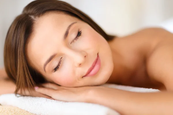 Beautiful woman in spa salon — Stock Photo, Image