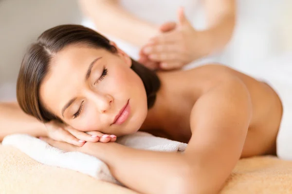 Mooie vrouw in spa salon massage krijgen — Stockfoto