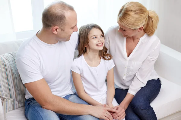 Lyckliga föräldrar med lilla dotter hemma — Stockfoto