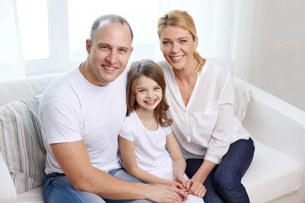 Padres felices con hija pequeña en casa —  Fotos de Stock