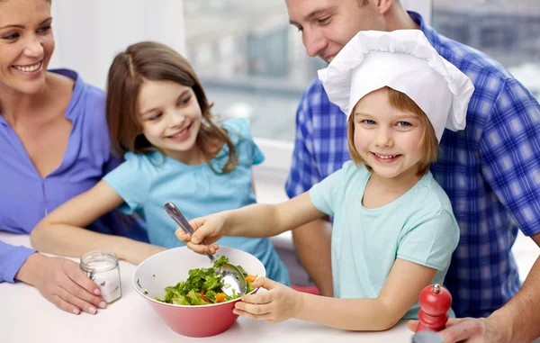 Glückliche Familie mit zwei Kindern, die zu Hause kochen — Stockfoto