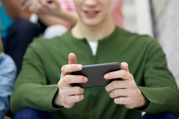 Nahaufnahme eines jungen Mannes mit Smartphone — Stockfoto