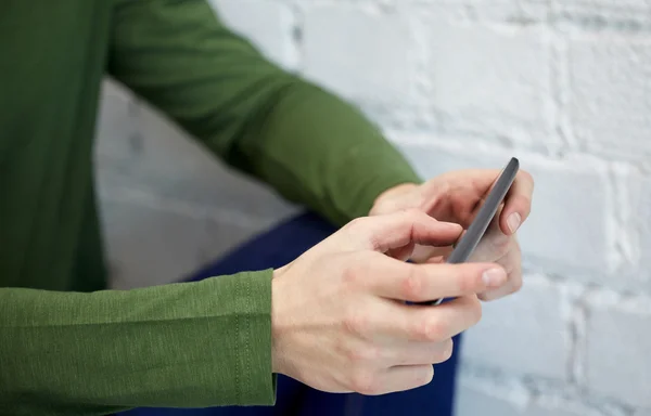 Primo piano delle mani maschili con smartphone — Foto Stock