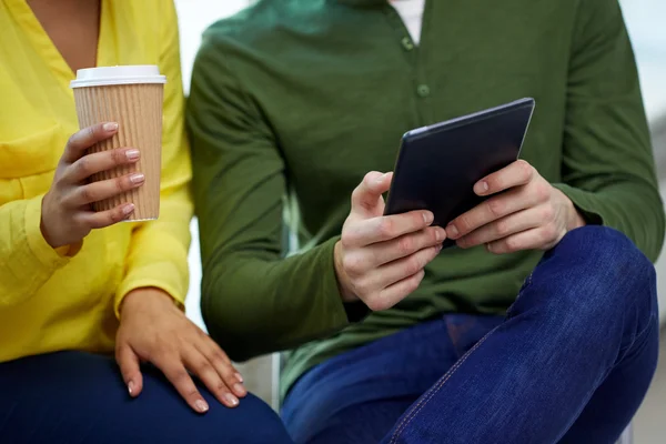 Nahaufnahme von Schülern mit Tablet-PC und Kaffee — Stockfoto