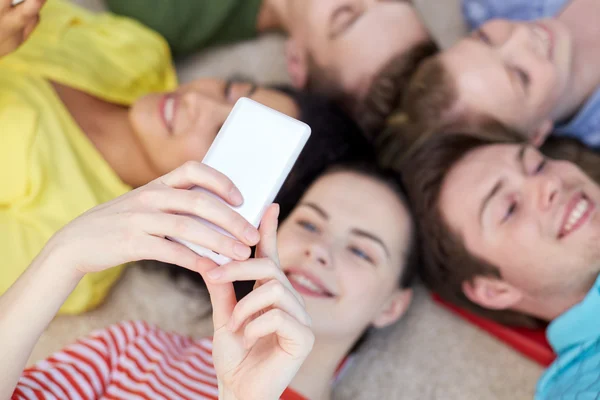 Närbild av studenter eller vänner med smartphones — Stockfoto