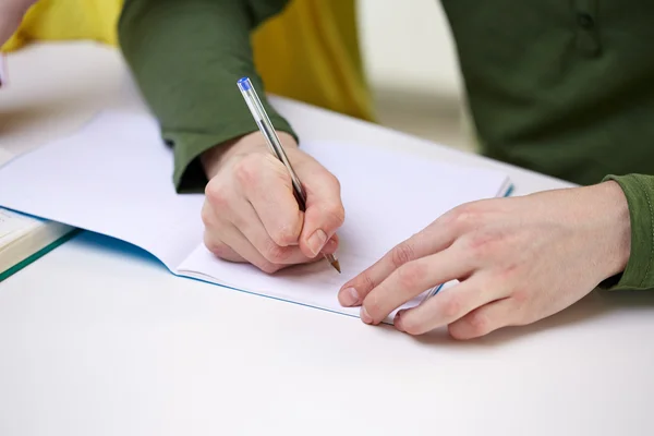 Primer plano de las manos masculinas escribiendo a cuaderno — Foto de Stock