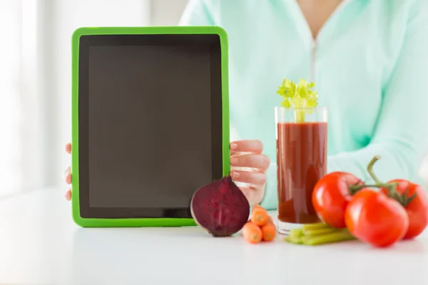 Close up of woman with tablet pc and vegetables — Stock Photo, Image